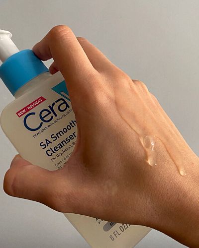 CeraVe - Renewing SA Cleanser Consistency - The Skincare Culture