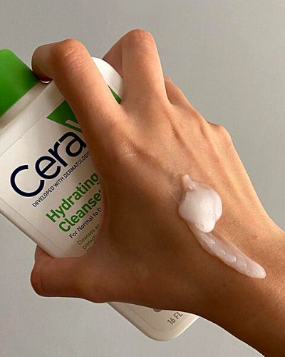 CeraVe - Hydrating Cleanser Consistency - The Skincare Culture